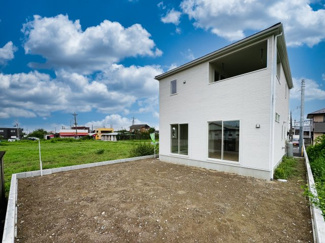 【外観】 | ついに建物完成いたしました！
モノトーンの外壁が青空に映えるスタイリッシュなエクステリアです！