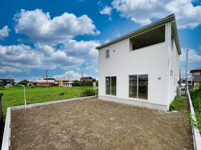 【外観】 | 新築　太田市細谷町第2　クレイドルガーデン　3号棟 | ついに建物完成いたしました！
モノトーンの外壁が青空に映えるスタイリッシュなエクステリアです！
