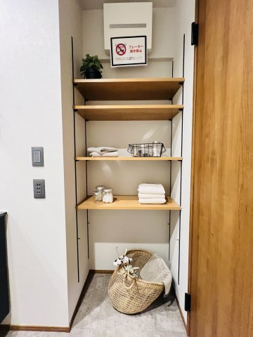 言葉はいらない家ＩＮ辻堂東海岸の脱衣所|洗面室には、高さを変えられる収納棚付き