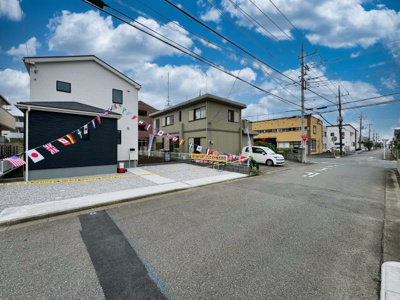【前面道路含む現地写真】 | 一建設　太田第2小舞木町　1号棟 | 前面道路はひろびろとしており日当たりがよく駐車も楽々です。 