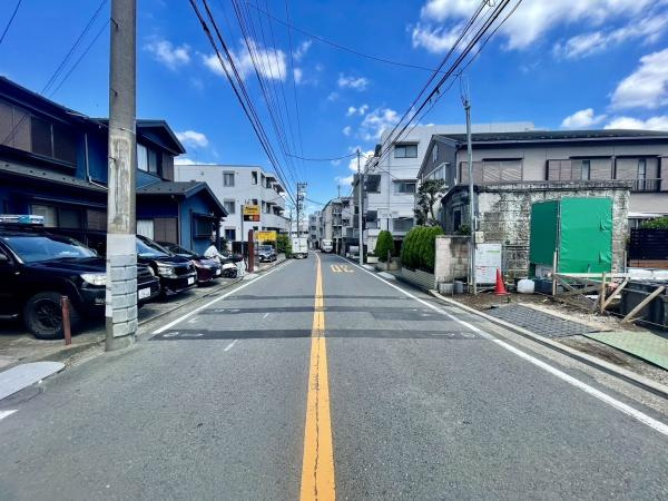 横浜市神奈川区中丸の新築一戸建の前面道路含む現地写真|前面道路が広いので、安心して駐車可能です！