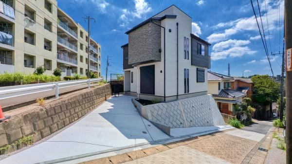 横浜市保土ケ谷区岩崎町の新築一戸建の前面道路含む現地写真|周辺環境も合わせてご案内させて頂きます！
お気軽にお問い合わせ下さい！