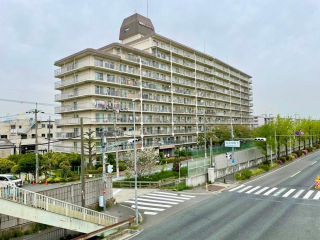 寝屋川スカイハイツの外観|新しい生活にいかがでしょうか？外観はお住まいの顔になります。こだわりたいポイントですね。水回りリフォームやリノベーションも承ってます。
■現地見学・資金計画相談・住宅ローン相談もお問合せ受付中■