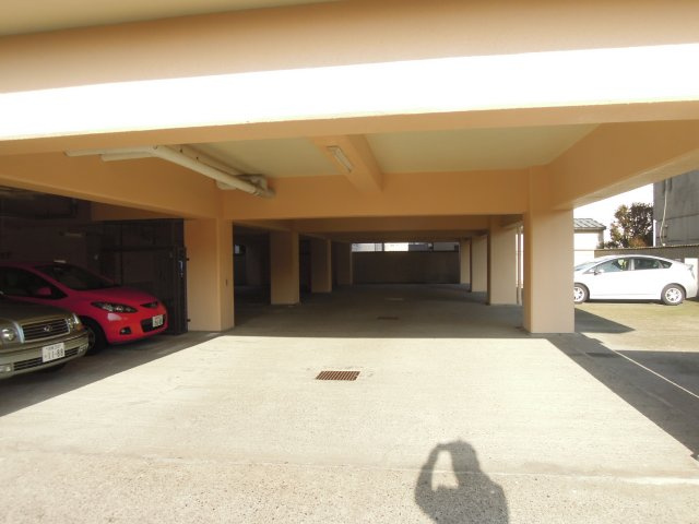 福井グランドハイツの駐車場
