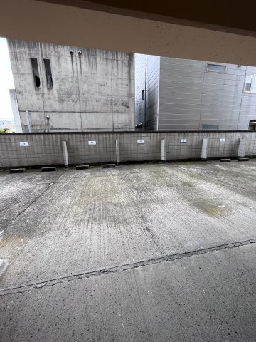 福井グランドハイツの駐車場