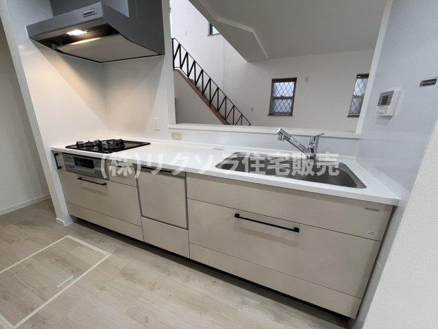 星田北4丁目　中古一戸建てのキッチン|床下収納、階段下収納付き
■物件内覧・資金計画相談・住宅ローン相談、リフォーム相談、お問合せ受付中■
※当日・翌日のご内覧、ご相談はお電話でのお問合せがスムーズです！