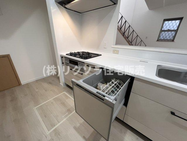 星田北4丁目　中古一戸建てのキッチン|ビルトイン三口コンロ・食器洗い乾燥機付き
■物件内覧・資金計画相談・住宅ローン相談、リフォーム相談、お問合せ受付中■
※当日・翌日のご内覧、ご相談はお電話でのお問合せがスムーズです！