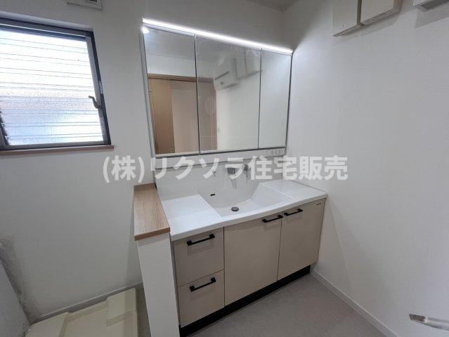 星田北4丁目　中古一戸建ての独立洗面台|三面鏡付き独立洗面台
■物件内覧・資金計画相談・住宅ローン相談、リフォーム相談、お問合せ受付中■
※当日・翌日のご内覧、ご相談はお電話でのお問合せがスムーズです！