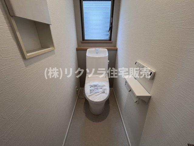 星田北4丁目　中古一戸建てのトイレ|1階　温水洗浄便座付き
■物件内覧・資金計画相談・住宅ローン相談、リフォーム相談、お問合せ受付中■
※当日・翌日のご内覧、ご相談はお電話でのお問合せがスムーズです！