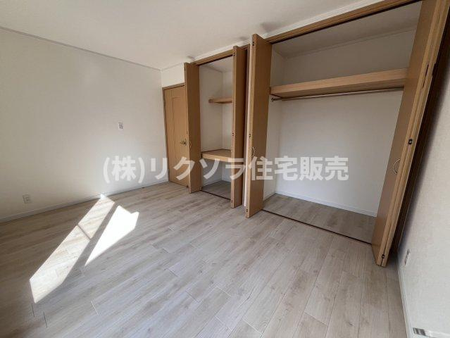 星田北4丁目　中古一戸建ての寝室|洋室6.75帖
■物件内覧・資金計画相談・住宅ローン相談、リフォーム相談、お問合せ受付中■
※当日・翌日のご内覧、ご相談はお電話でのお問合せがスムーズです！