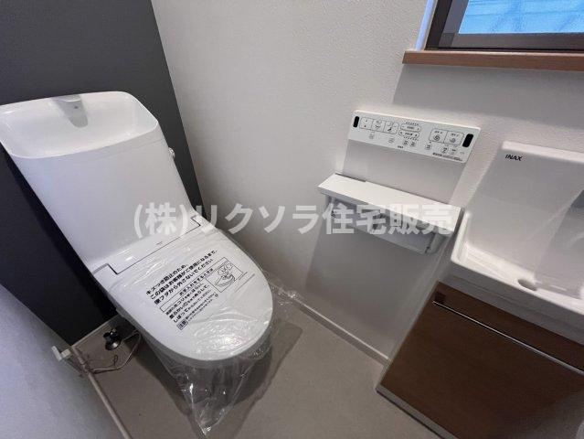 星田北4丁目　中古一戸建ての設備|2階　トイレ　温水洗浄便座付き
■物件内覧・資金計画相談・住宅ローン相談、リフォーム相談、お問合せ受付中■
※当日・翌日のご内覧、ご相談はお電話でのお問合せがスムーズです！