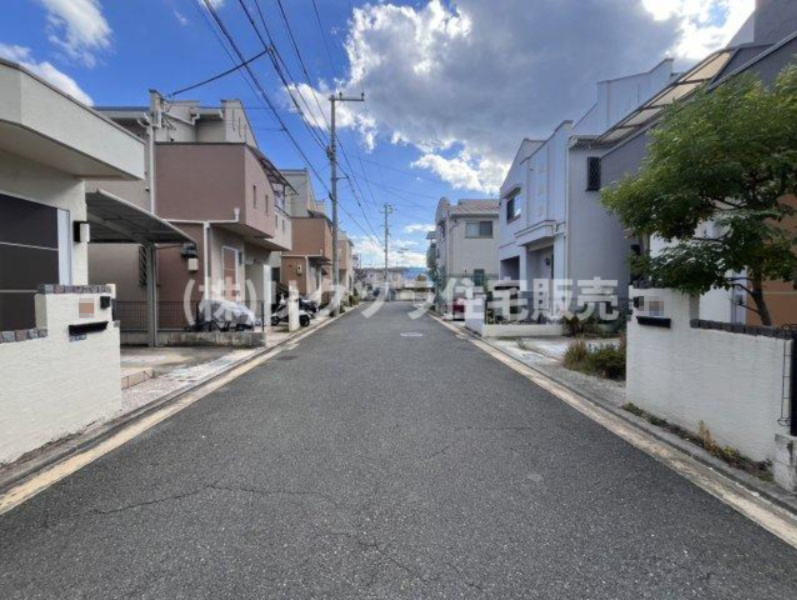 星田北4丁目　中古一戸建ての前面道路含む現地写真|■物件内覧・資金計画相談・住宅ローン相談、リフォーム相談、お問合せ受付中■
※当日・翌日のご内覧、ご相談はお電話でのお問合せがスムーズです！