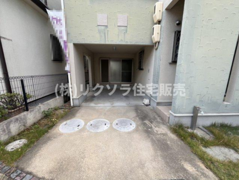 星田北4丁目　中古一戸建ての駐車場|1台駐車可能※車種による
■物件内覧・資金計画相談・住宅ローン相談、リフォーム相談、お問合せ受付中■
※当日・翌日のご内覧、ご相談はお電話でのお問合せがスムーズです！