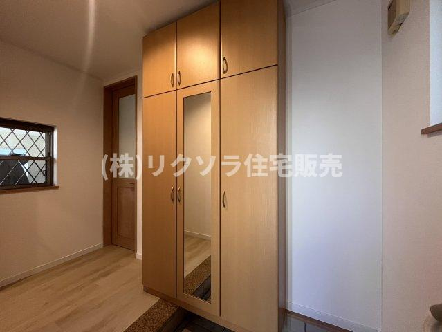 星田北4丁目　中古一戸建ての収納|玄関収納　シューズボックス
■物件内覧・資金計画相談・住宅ローン相談、リフォーム相談、お問合せ受付中■
※当日・翌日のご内覧、ご相談はお電話でのお問合せがスムーズです！