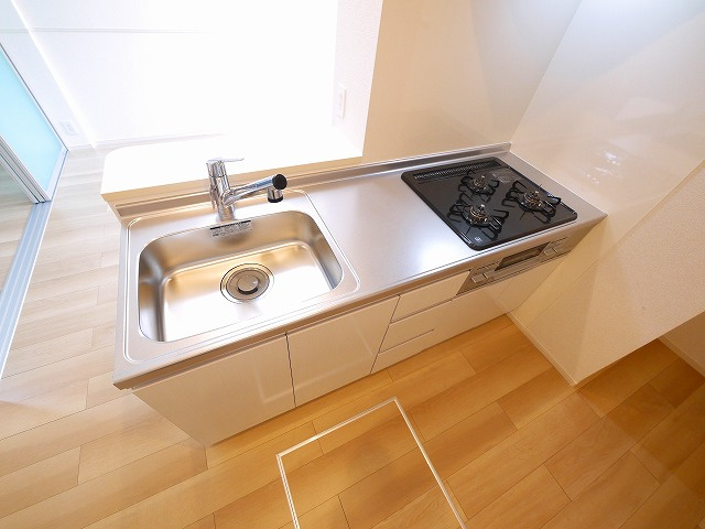 フォレ・リヴィエールⅠのキッチン|コンパクトなキッチンで掃除もラクラク