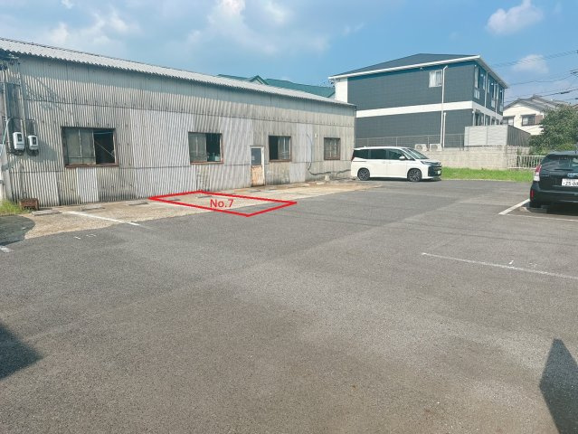 サンシャイン八城の駐車場