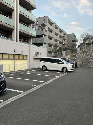 川崎市麻生区黒川の賃貸マンションの駐車場