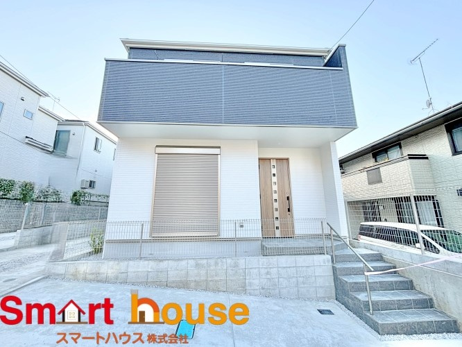 相模原市南区相武台　新築3棟の外観|1号棟：外観
外壁が周囲の街並みと青空に生えるお洒落な仕上がり！周囲には高い建物のないエリア。青い空が大きく感じますね。