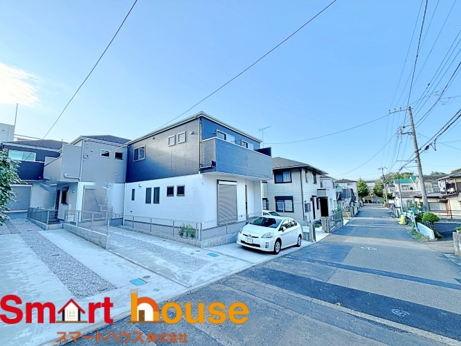 相模原市南区相武台　新築3棟の前面道路含む現地写真|お住まいの前面道路が広いと駐車が楽になり、陽当たりも遮られないので明るく居心地の良いお家になります♪