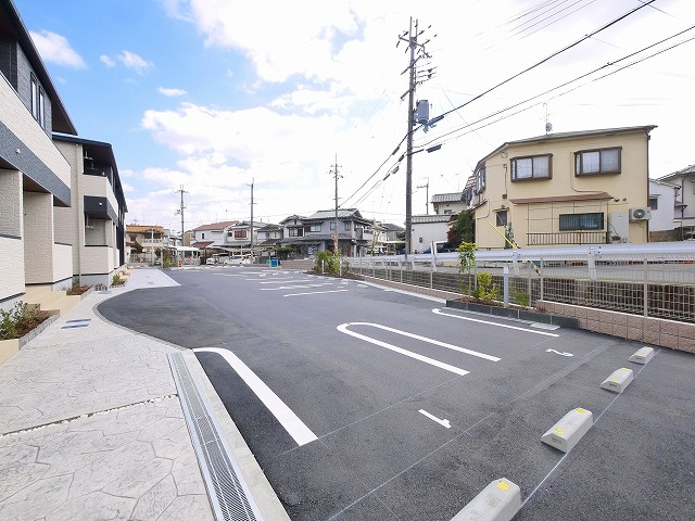 フォレ・リヴィエールⅠの駐車場|駐車場があるので、車を買う予定の方も安心です