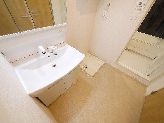 フォレ・リヴィエールⅠの独立洗面台|朝の支度にも助かる、独立の洗髪洗面化粧台