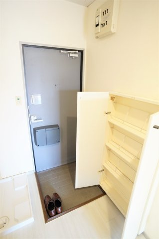 フェニックス小川２号棟の玄関|シューズボックスがあり玄関は広く使えますよ