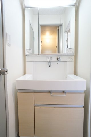フェニックス小川２号棟の独立洗面台|朝など便利なシャンプードレッサーは三面鏡になりますよ