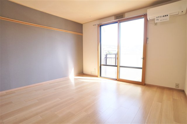 フェニックス小川２号棟の洋室|正方形の洋室８帖は広く使えますよ