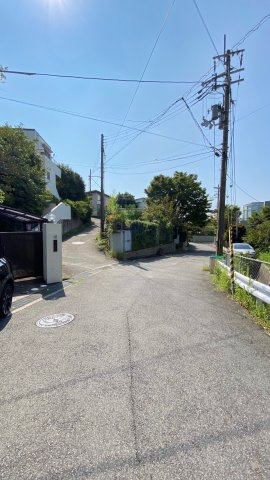甲陽園目神山町の前面道路含む現地写真
