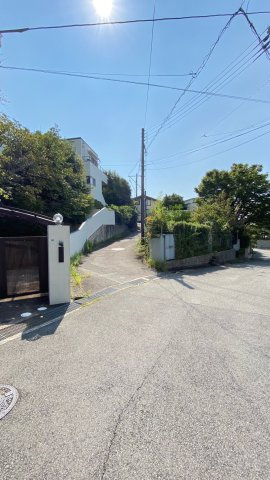 甲陽園目神山町の前面道路含む現地写真
