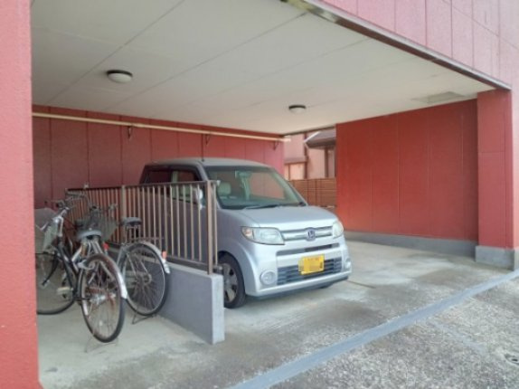 稲城市押立の賃貸マンションの駐車場