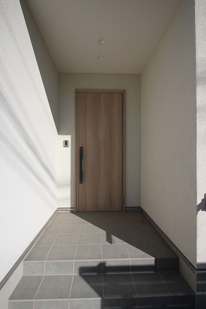 栃木市箱森町の玄関|玄関ポーチ　、屋根付きで安心！