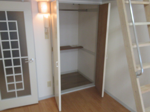 レオ西明石の収納