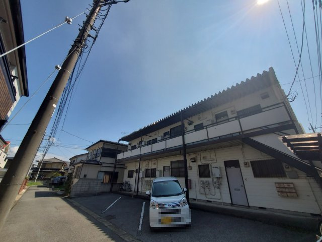 ハイツアカネの駐車場