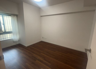 【洋室】 | サンヴェール橋本ツインタワー2 | 洋室のメリットは重い家具が置きやすく、身の回りが整理しやすいことです。 床がフローリングのため畳とは異なり凹みにくいです。 クローゼットなど収納が豊富で、普段使わない旅行カバンや服の整頓も簡単にです。