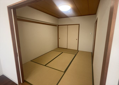 【寝室】 | サンヴェール橋本ツインタワー2 | 寝室でゆっくりと過ごすためにはベッド周りの適度な空間を担保することや窓の位置、照明の明るさ、寝室の広さなどを考える必要があります。自身や家族の構成とライフスタイルに併せて寝室にする部屋を選びましょう！