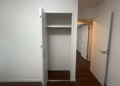 【収納】 | サンヴェール橋本ツインタワー2 | デザイン性を重視しすぎて収納が少なかった！なんてことにならないため、事前に現地で収納の数を確認しておくことをお勧めします。クローゼット以外にも床下収納や屋根裏収納、パントリーなどもチェックしましょう。