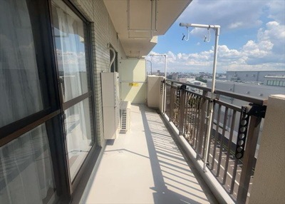 【バルコニー】 | サンヴェール橋本ツインタワー2 | バルコニーは、室外の専用スペースのうち、「屋根がなく開放された空間」であるものを指します。ベランダより広いタイプのものが多く、日当たりもよいため家庭菜園などを楽しみたい人にとって適した環境となります。