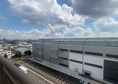 【展望】 | サンヴェール橋本ツインタワー2 | 眺望の良さを楽しめるダイニングキッチンで家族団らんの時間を過ごしてはいかがでしょうか。バルコニーから見える景色を家族で眺める時間は、時間が経つのを忘れてしまいそうですね。是非、現地を見に行きましょう！