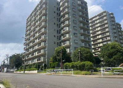 【現況写真】 | サンヴェール橋本ツインタワー2 | 外観はマンション管理がされているかの目安になります。築年数が古いと、壁面は劣化してひび割れが生じることも！建物が古びていても細かいところが修繕されていると、きちんと管理されているなぁと感じるでしょう。