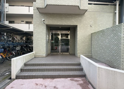 【エントランス】 | サンヴェール橋本ツインタワー2 | マンションのエントランスには、もともと風よけや防犯の役割がありますが、マンションによって宅配ボックスなどの設備が備わっている所もあります。日々の生活をイメージしながら生活しやすさをチェックしましょう。