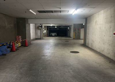 【駐車場】 | サンヴェール橋本ツインタワー2 | 車一台あたりに必要なスペースは、標準サイズの普通自動車で横幅2m50cm、長さ5mは必要になります。ただし、乗降のことも考慮して横幅3m30cm、長さ5m50cmほどは確保できるところを選びましょう。