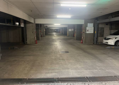 【駐車場】 | サンヴェール橋本ツインタワー2 | 駐車場と明記されていても、最小スペースでつくられた駐車場だと大型車は駐車できなかったり、出入りしにくくなったりする可能性があります。お車のサイズと購入したい物件の駐車場のサイズを現地で確認しましょう。