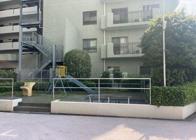 【庭】 | サンヴェール橋本ツインタワー2 | 物件によっては、入居者が個人的に使用できる専用庭がついているものもあります。また、住宅の中にある土間の部分を庭と呼ぶこともあります。庭の用途は住む人によって変わり、それによってデザインもさまざまです。