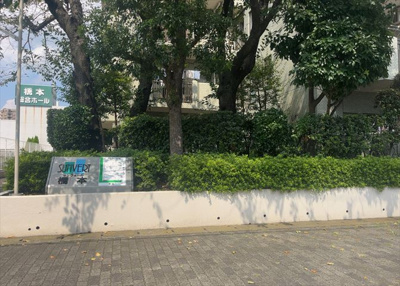 【中庭】 | サンヴェール橋本ツインタワー2 | 中庭（パティオ）とは、一つの建築物の内部に設けられた、壁などで囲われている庭のことを指します。コの字型、ロの字型が主流ですが、L字型の中庭もあります。最近では、インテリア性の高さからも人気があります。