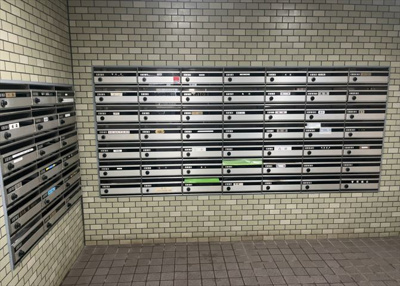 【設備】 | サンヴェール橋本ツインタワー2 | エントランス付近に設置されている集合ポストは、住んでいる部屋と離れているため、ポストをあさるなど誰かに何かされていても被害に気づきにくいです。入居する時には他人に特定されにくい番号で鍵をかけましょう！