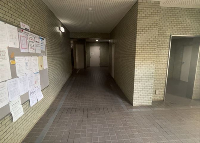 【ロビー】 | サンヴェール橋本ツインタワー2 | ロビーというと、エントランスと何がちがうの？と思いますよね。実はロビーとエントランスには明確な決まりはありません。物件によっては、エントランスを入って広がるある程度の広さのある空間がロビーとなります。