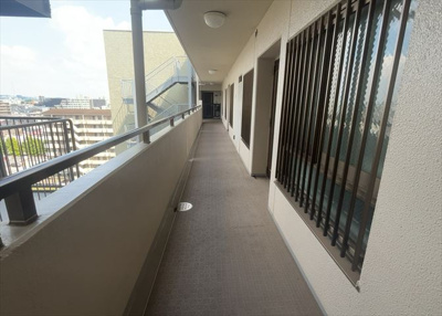 【その他共用部分】 | サンヴェール橋本ツインタワー2 | 共有部分は、住民なら誰もが使える設備のこと。例えば駐車場やエレベーター、インターネット設備、セキュリティ設備などがあります。他にも、マンションの廊下・外部階段やエントランス・ゴミ置き場などがあります。