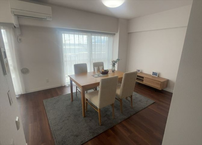 【ダイニング】 | サンヴェール橋本ツインタワー2 | ダイニングは、食事や家族の団らんスペースとしてだけではなく、ほかの用途としても使用することができます。ダイニングテーブルを置き、食事のためのスペースを作ることでリビングとの差別化を図ることができます。