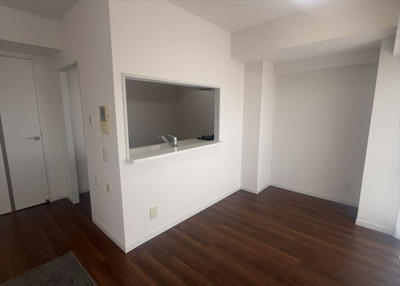 【キッチン】 | サンヴェール橋本ツインタワー2 | L型アイランドタイプは、キッチンからダイニングにもリビングにも目が行き届くので、とても使いやすい配置です。L字型独立タイプは、キッチンを独立させてるためLDKというよりもLDといった様なイメージです。